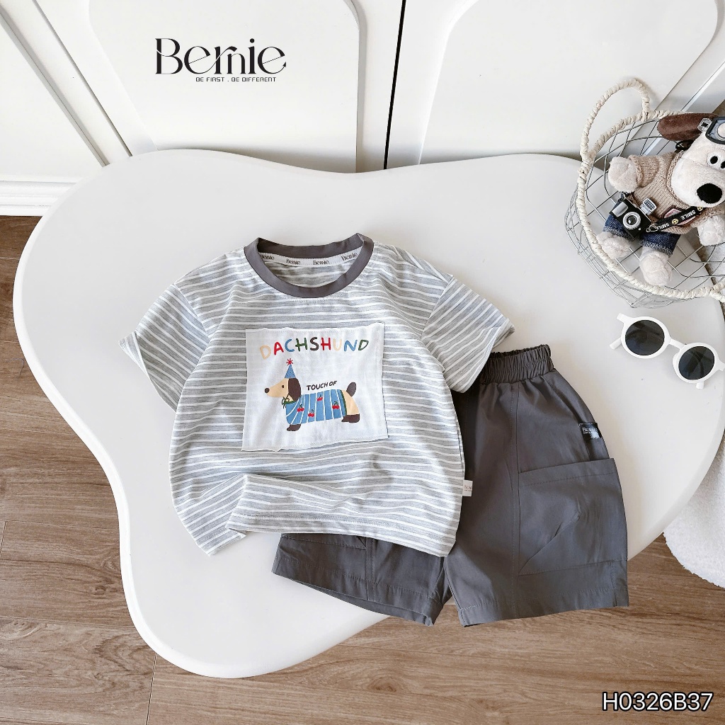(Hãng Bernie)Bộ quần áo cộc tay  họa tiết kẻ ngang SAUSAGE DOG  ,.chất áo cotton co giãn phối quần kaki  mềm mại