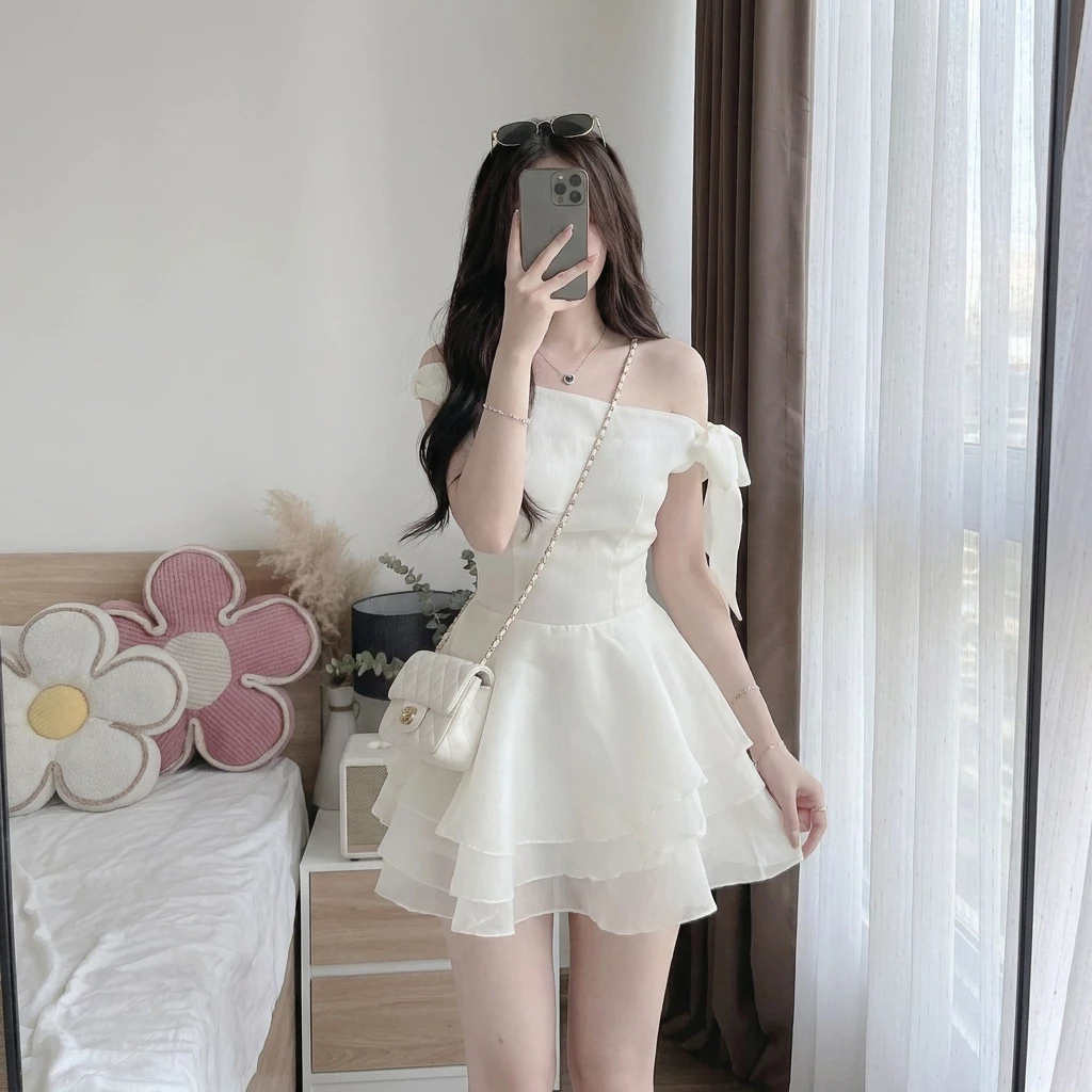 Đầm lệch vai phối nơ tay dáng ngắn xòe bồng tơ organza váy trắng kem phong cách nàng thơ tôn dáng HCOM25853