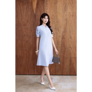 SWANLAKE | Váy Đầm Nữ Midi Suông Vải Cotton Sọc Thêu Hoa Cổ Trụ Cài Nút Tay Ngắn Dạo Phố Hè D13623