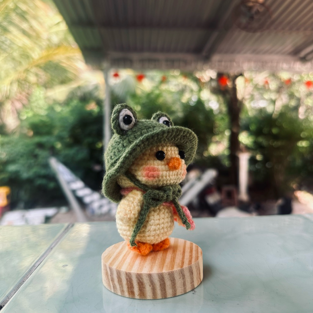 Móc khoá len Vịt đeo túi hoa