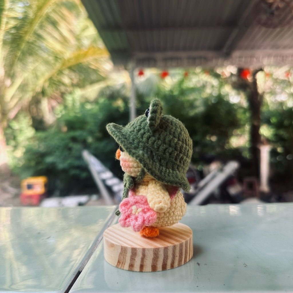 Móc khoá len Vịt đeo túi hoa