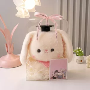 Set Quà Tặng Thỏ Trắng Tốt Nghiệp 22cm – Thêu Tai Theo Yêu Cầu Kèm Túi, Thiệp & Rơm Trang Trí