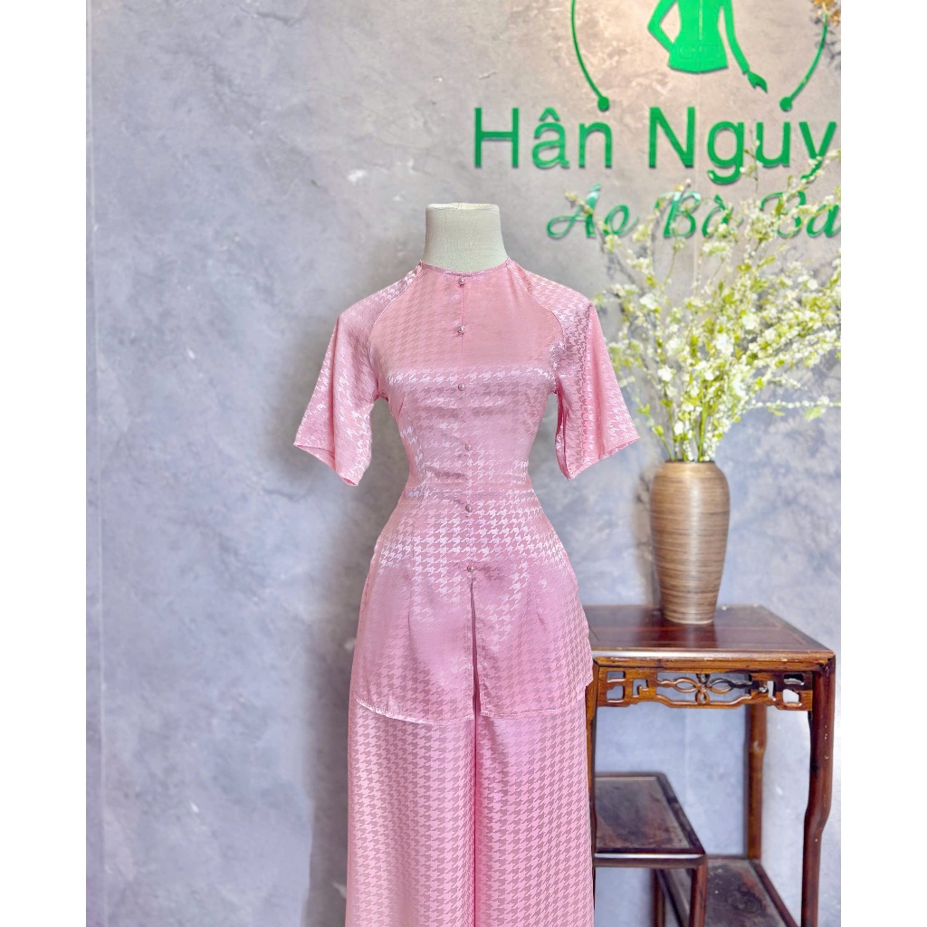 Hân Nguyễn Áo Bà Ba- B.A200 - (FORM DÁNG DÀI) Bộ Bà Ba Gấm Hoạ Tiết Dệt Nổi Tay Ngắn Dây Kéo Nút Ngọc Trai