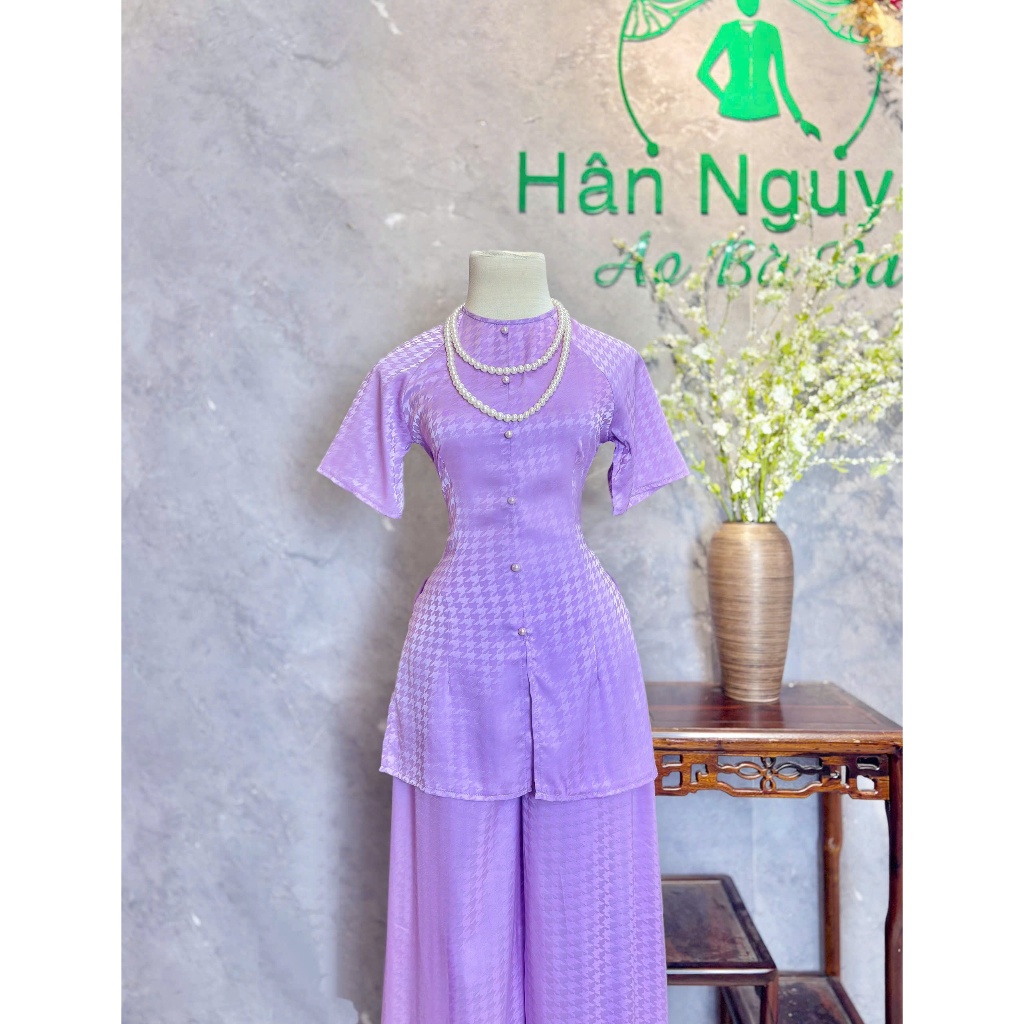 Hân Nguyễn Áo Bà Ba- B.A200 - (FORM DÁNG DÀI) Bộ Bà Ba Gấm Hoạ Tiết Dệt Nổi Tay Ngắn Dây Kéo Nút Ngọc Trai