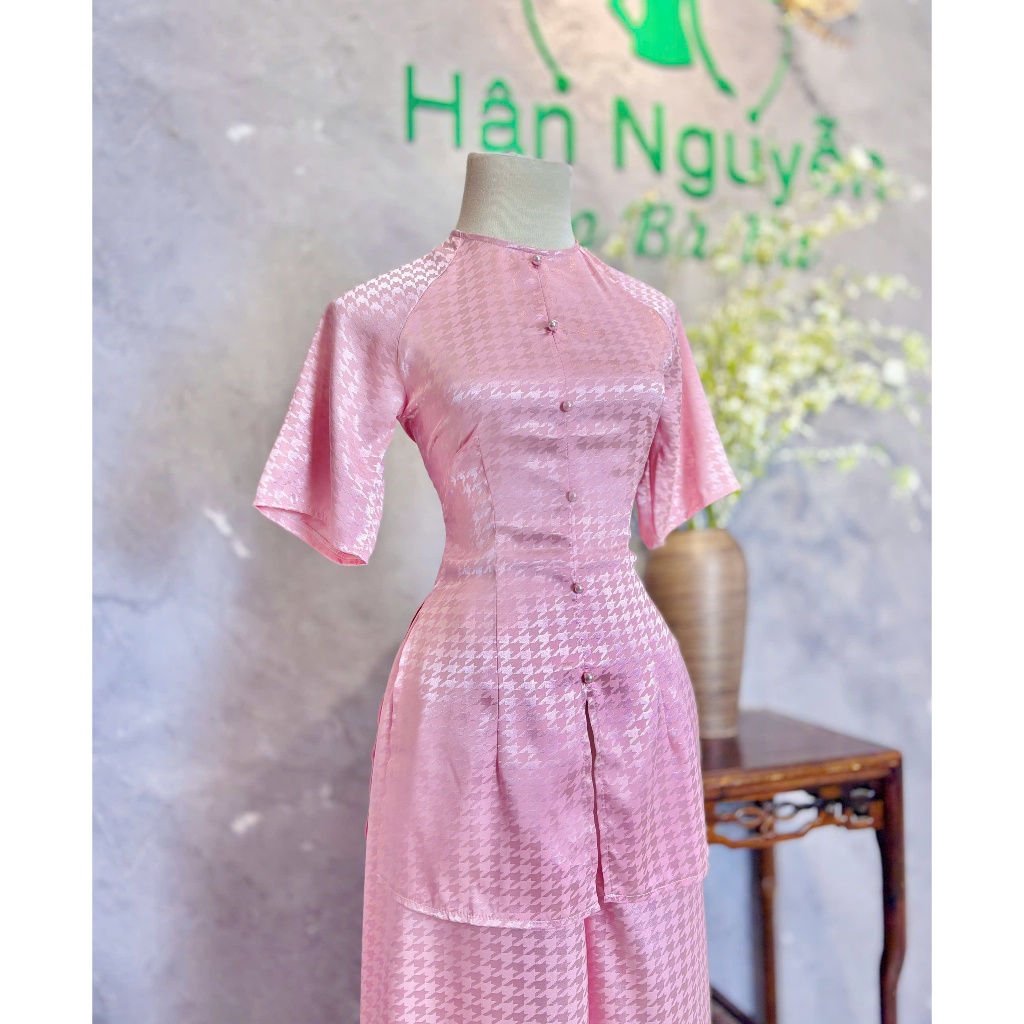 Hân Nguyễn Áo Bà Ba- B.A200 - (FORM DÁNG DÀI) Bộ Bà Ba Gấm Hoạ Tiết Dệt Nổi Tay Ngắn Dây Kéo Nút Ngọc Trai