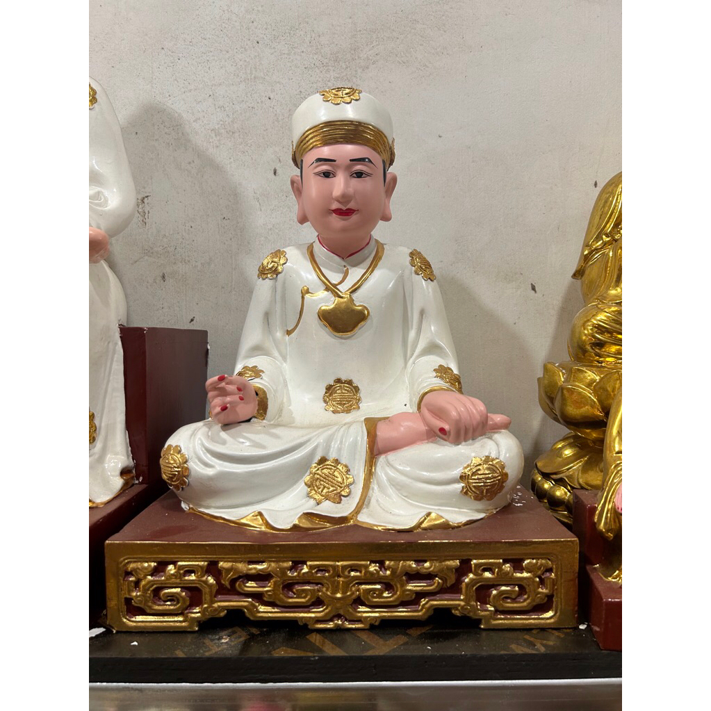 Tượng Quan hoàng Mười ngồi xếp bằng