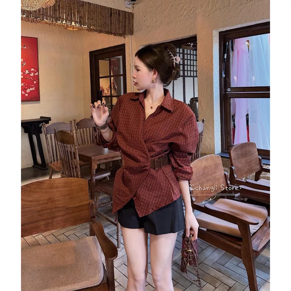 Áo sơ mi kẻ caro nữ vạt chéo cách điệu kèm đai thắt lưng vải thô dáng rộng HCOM27211