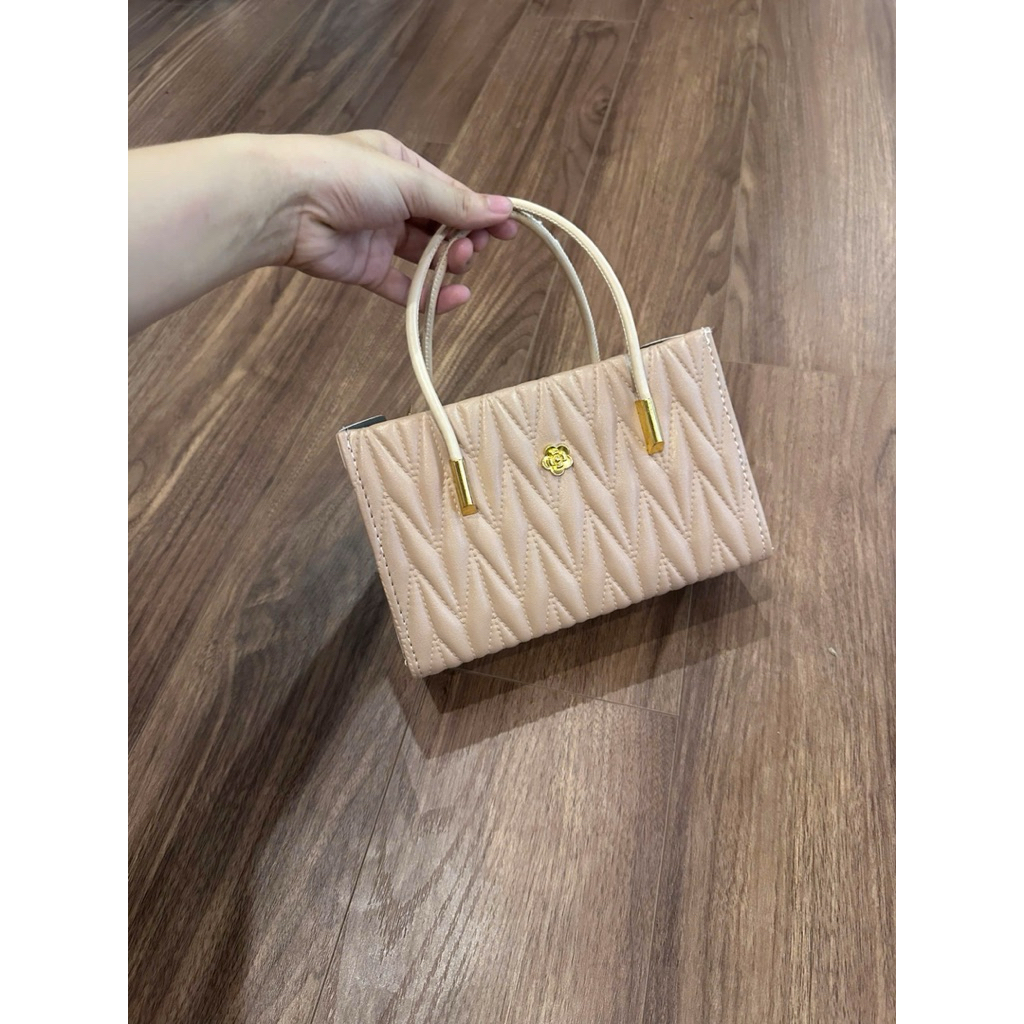 (Full-Box) Túi xách dáng ngang vân gấp đính hoa trà size 20cm kèm dây đeo chéo