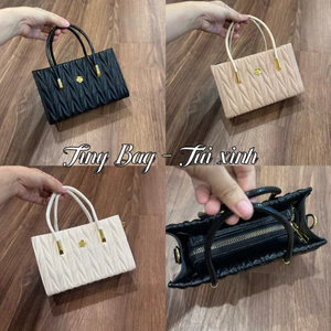 Túi xách dáng ngang vân gấp đính hoa trà size 20cm kèm dây đeo chéo