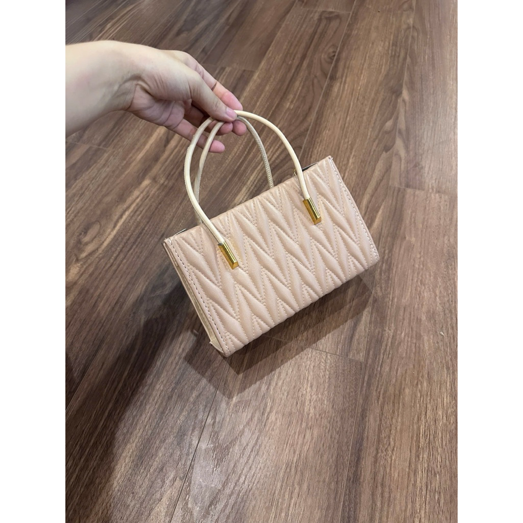 (Full-Box) Túi xách dáng ngang vân gấp đính hoa trà size 20cm kèm dây đeo chéo