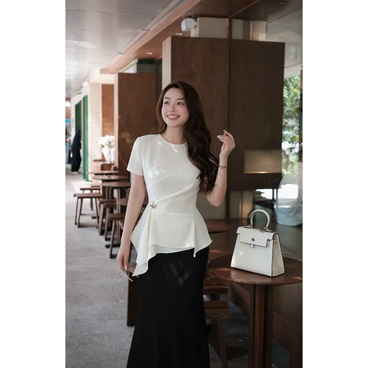 Áo Peplum Tà Rũ Cách Điệu Chất Kếp Dệt Màu Kem MACI MCAATTR0331 Thời Trang Nữ Thiết Kế Độc Quyền