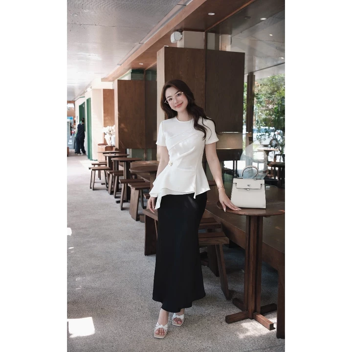 Áo Peplum Tà Rũ Cách Điệu Chất Kếp Dệt Màu Kem MACI MCAATTR0331 Thời Trang Nữ Thiết Kế Độc Quyền