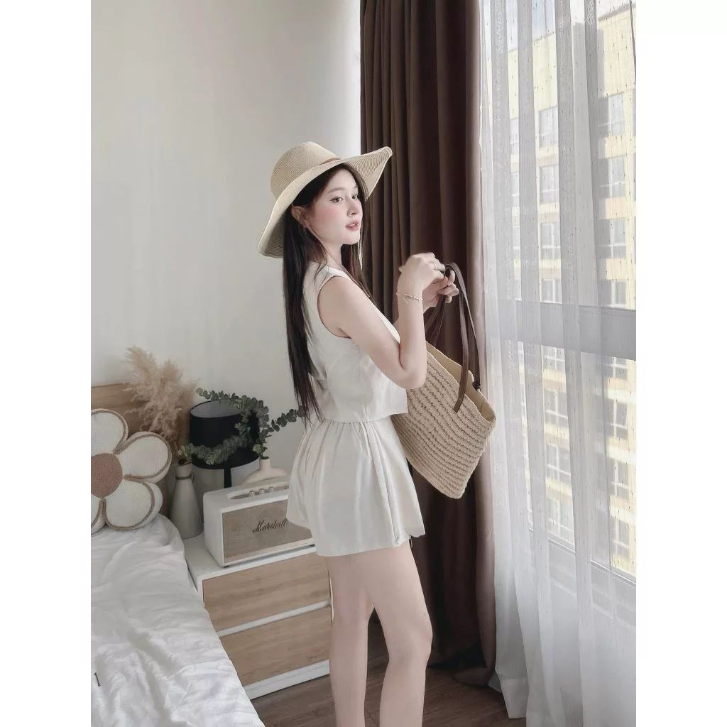 Set áo vest sát nách cài khuy kèm chân váy tennis xếp ly dáng ngắn tôn dáng che khuyết điểm HCOM25889
