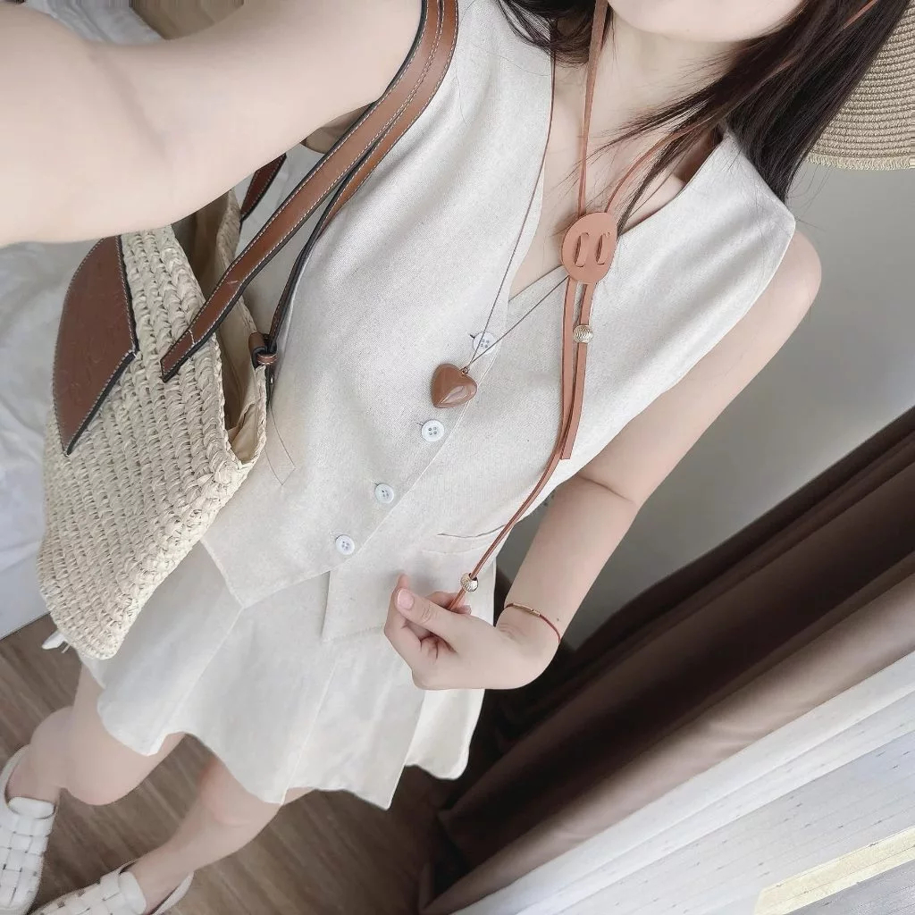 Set áo vest sát nách cài khuy kèm chân váy tennis xếp ly dáng ngắn tôn dáng che khuyết điểm HCOM25889