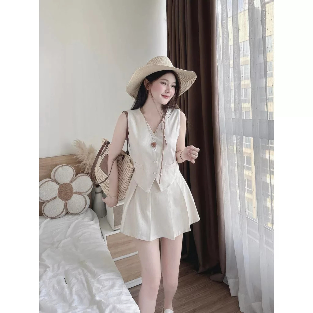 Set áo vest sát nách cài khuy kèm chân váy tennis xếp ly dáng ngắn tôn dáng che khuyết điểm HCOM25889
