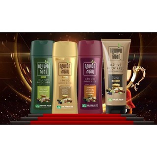Dầu gội dược liệu Nguyên Xuân từ bưởi và bồ kết, giúp giảm rụng tóc, hết gàu và giảm ngứa