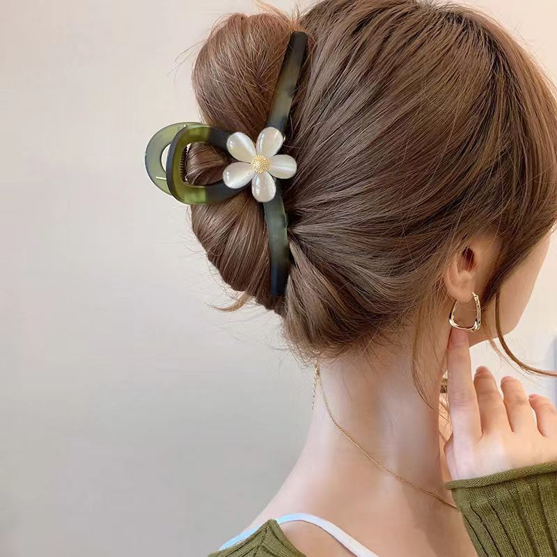 Kẹp Tóc Nữ Càng Cua Hoa Cúc Màu Xanh Rêu – Phụ Kiện Tóc Nữ Thanh Lịch, Nhẹ Nhàng Chuẩn Hàn Quốc