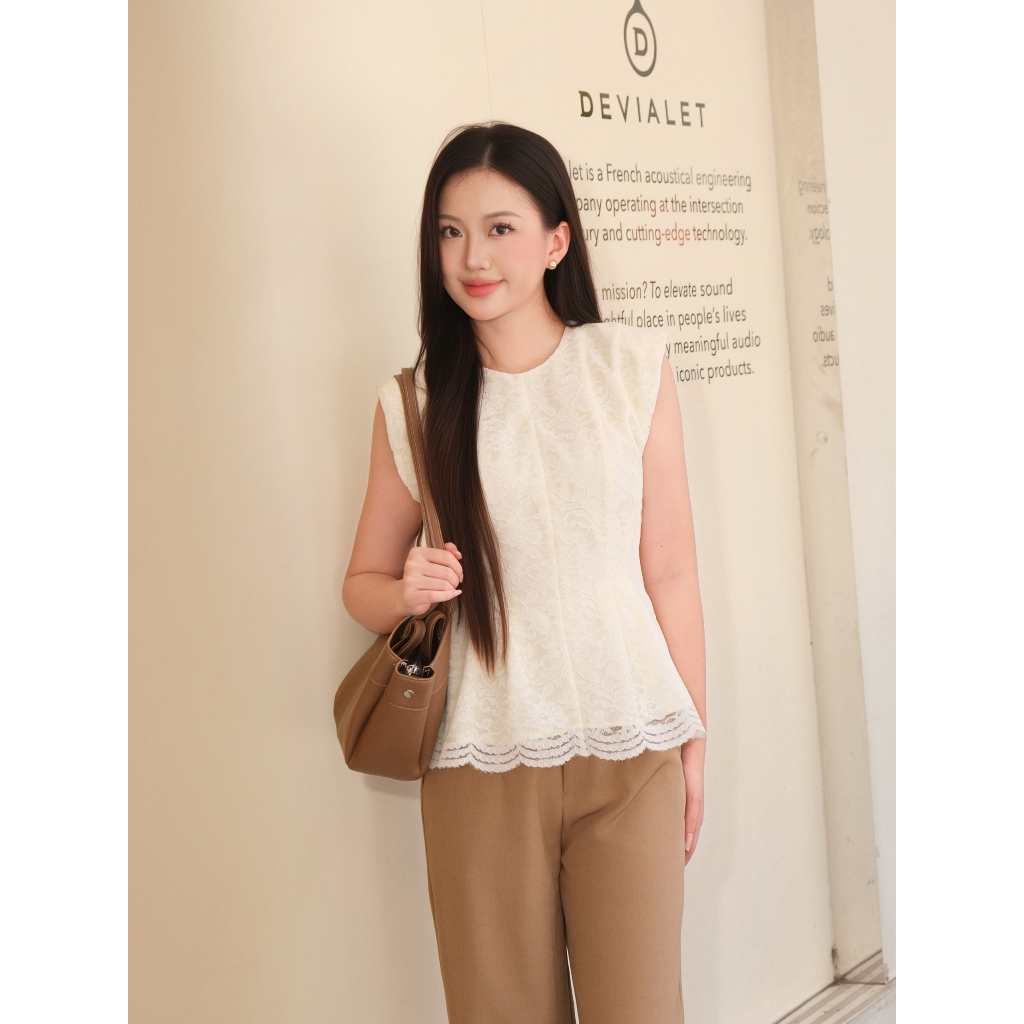 LABAVISTA Áo peplum cổ tròn vải ren kem có đệm vai, chân ren tỉ mỉ, thiết kế cao cấp