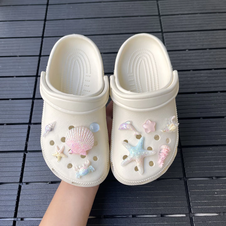 Strap-back Clogs – 7