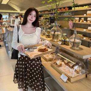 Set 3 chi tiết : Áo khoác CDG ren lửng + Áo 2 dây nơ ngực + Chân váy chấm bi nâu mặc đi cafe,dạo phố,chụp ảnh cực xinh