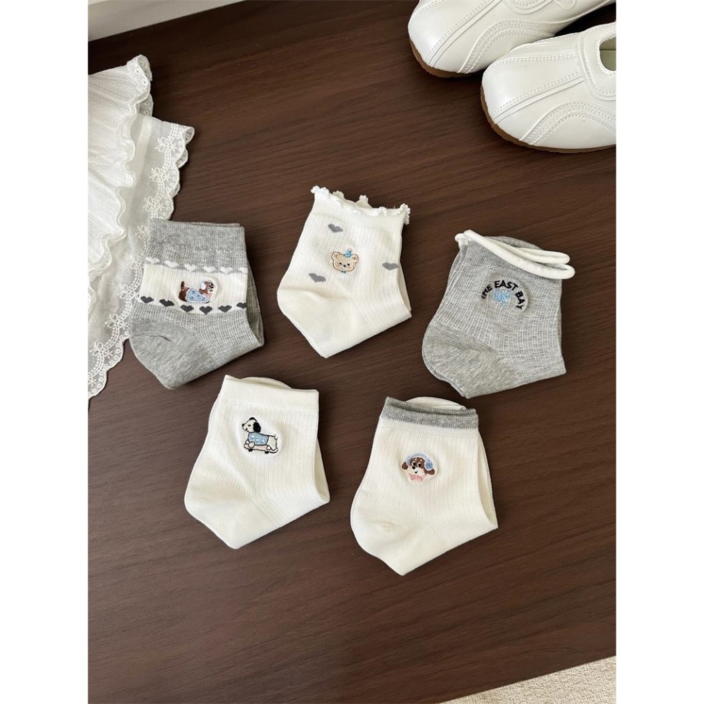 Vớ Tất nữ thêu Cún trắng xám phong cách trẻ trung, năng động.