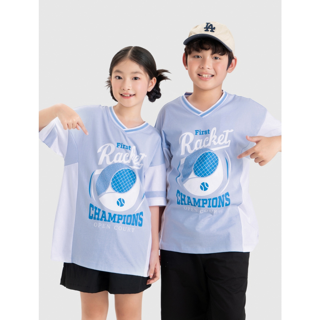 Áo phông unisex trẻ em CANIFA áo thun cộc tay cổ V in họa tiết thể thao năng động 3TS26C007