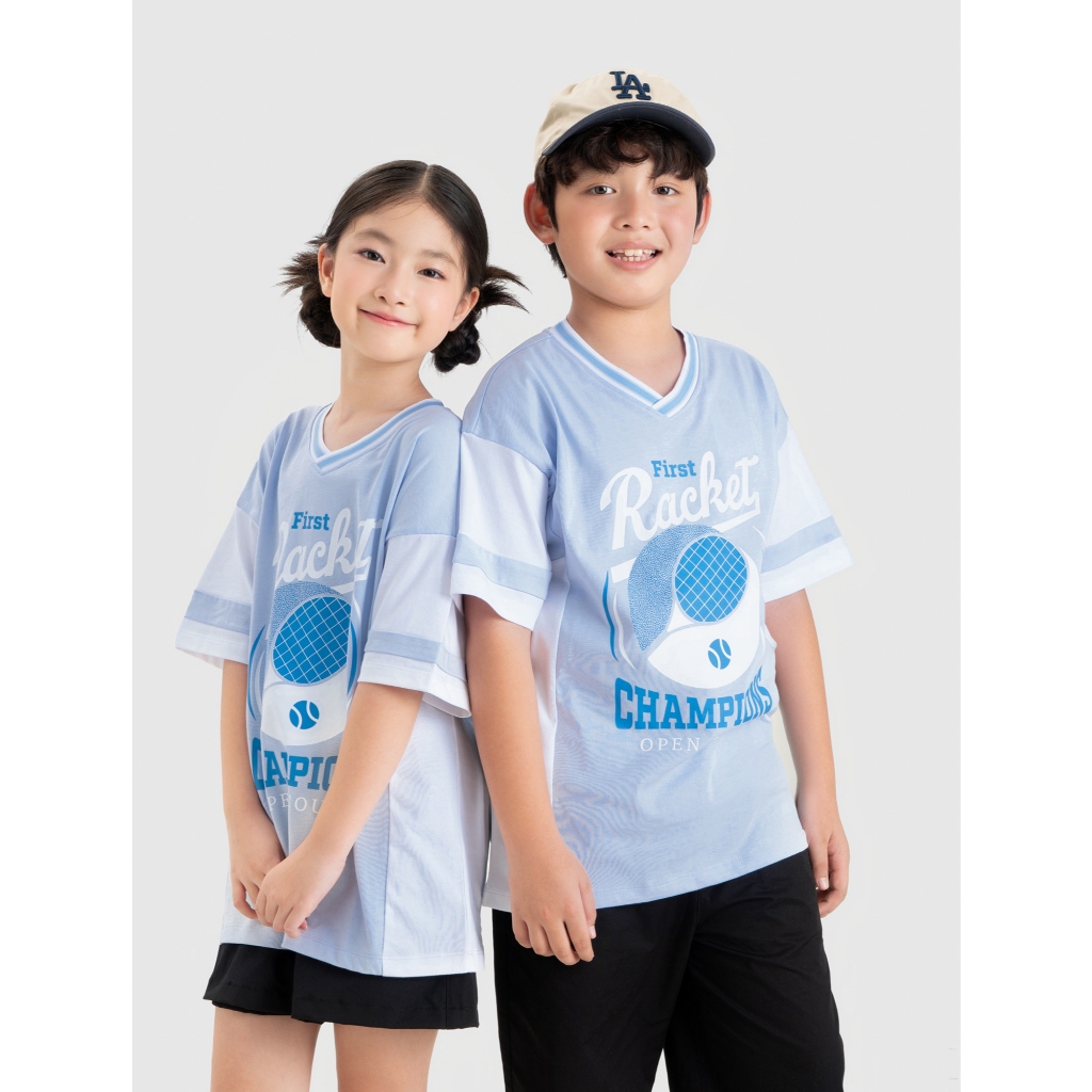 Áo phông unisex trẻ em CANIFA áo thun cộc tay cổ V in họa tiết thể thao năng động 3TS26C007