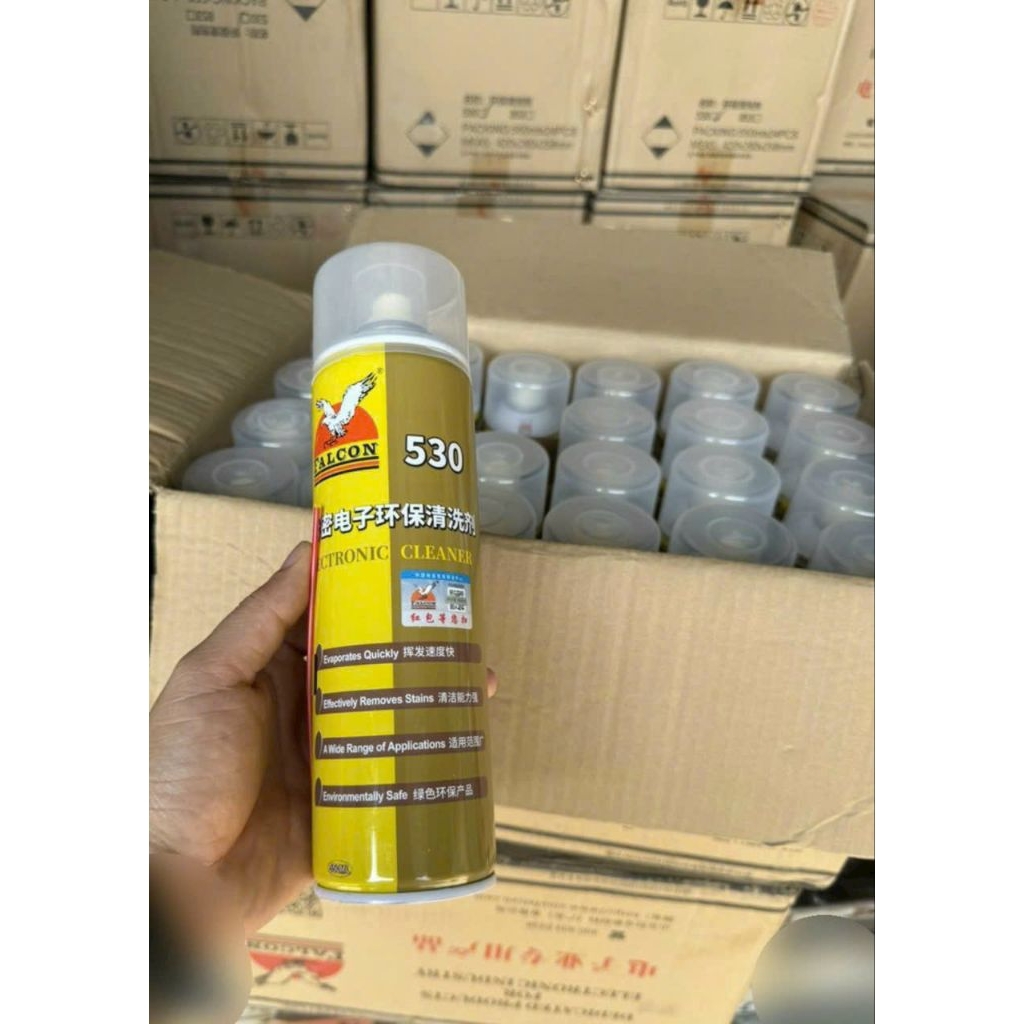 Chai xịt vệ sinh điện thoại 530 Falcon và khăn lau bụi.