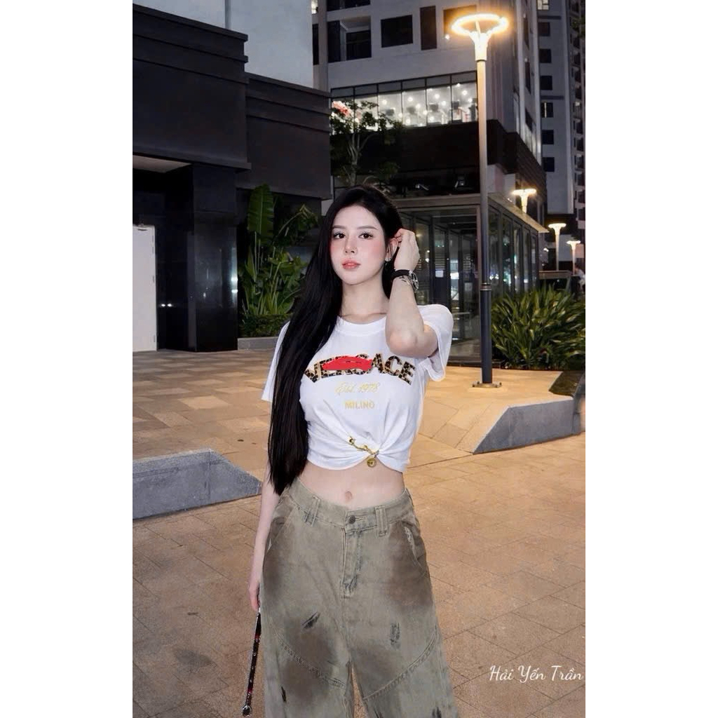 Áo phông cộc tay in chữ croptop xoắn kèm gim cài