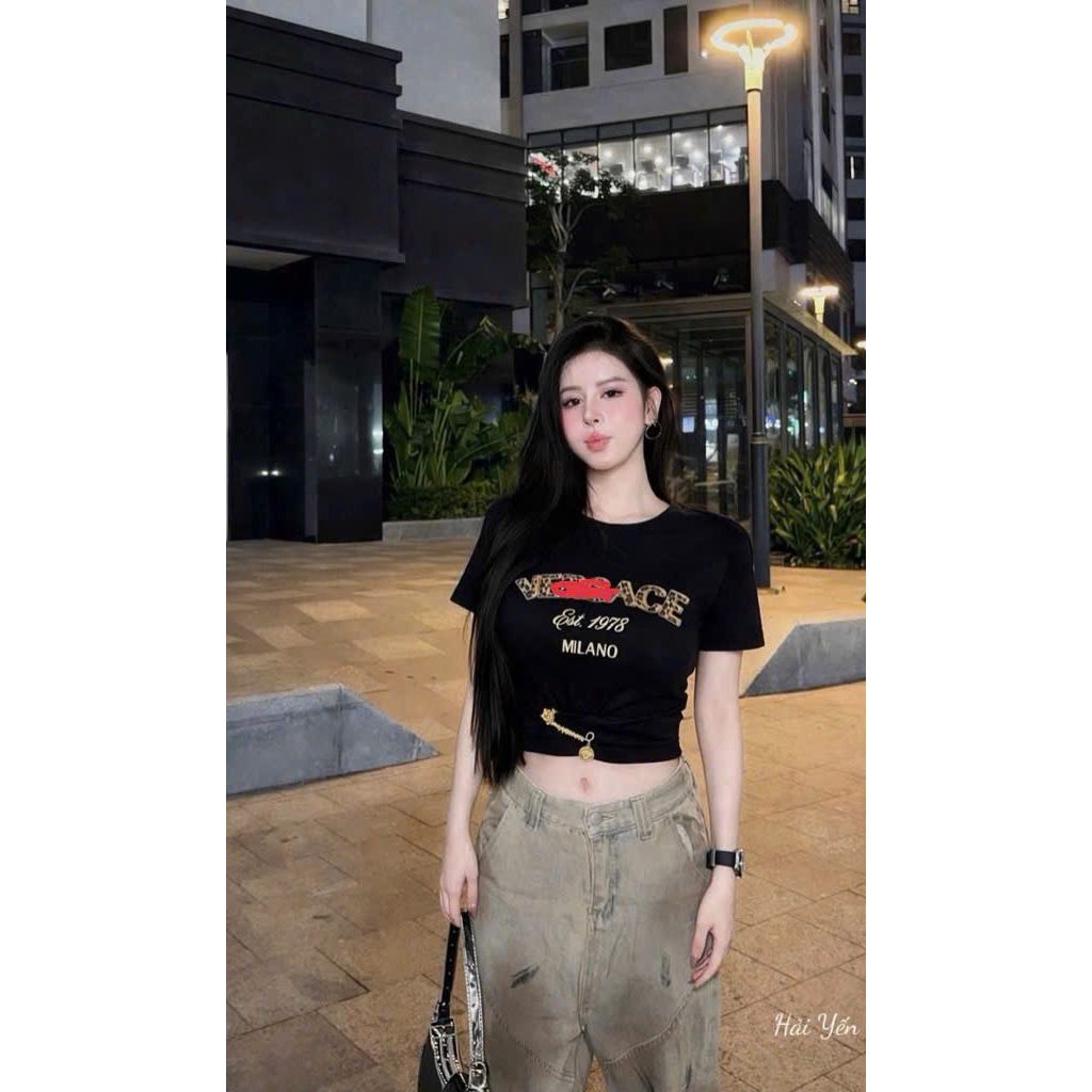 Áo phông cộc tay in chữ croptop xoắn kèm gim cài