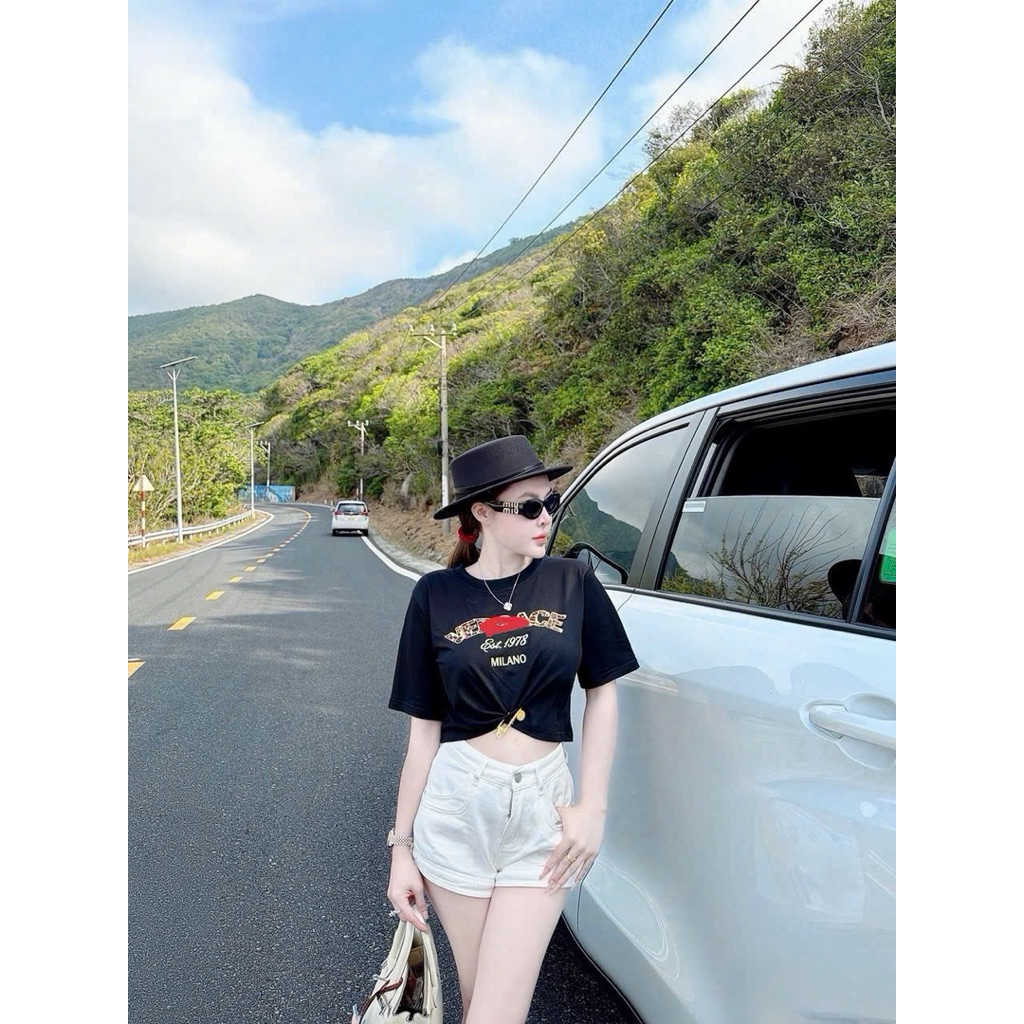 Áo phông cộc tay in chữ croptop xoắn kèm gim cài