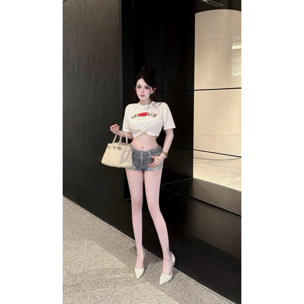 Áo phông cộc tay in chữ croptop xoắn kèm gim cài
