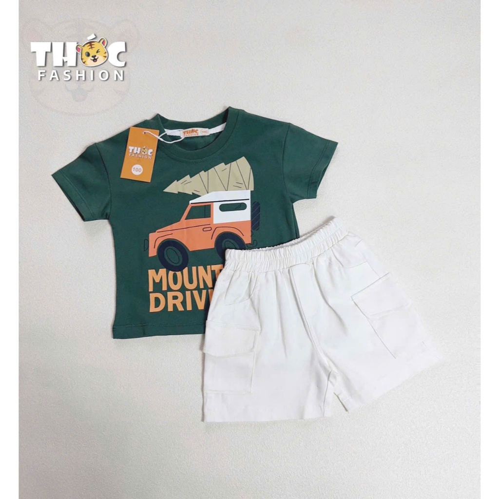 Bộ cotton hoạ tiết ô tô màu xanh lá phối quần kaki túi hộp, bộ thun cổ tròn in hoạ tiết ô tô nhà Thóc