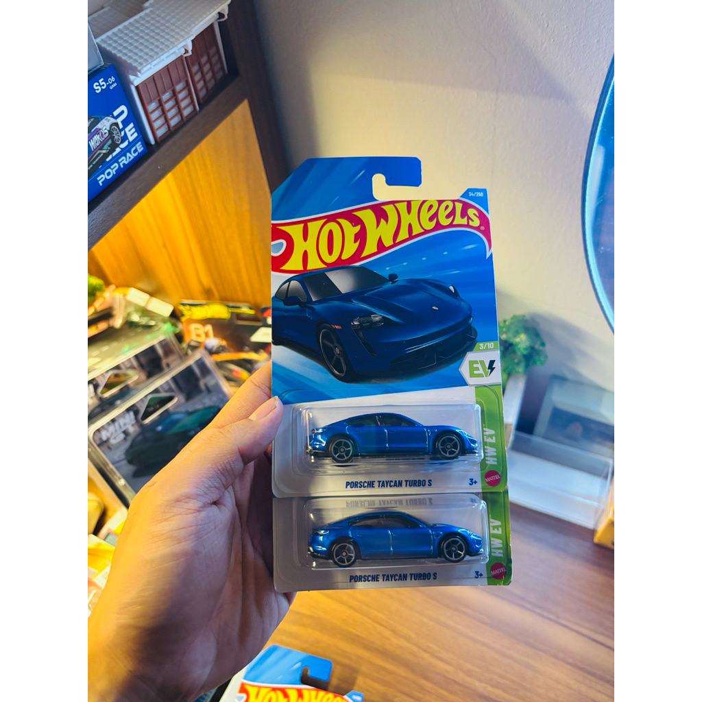 Xe mô hình đồ chơi Hot Wheels Basic 1/64