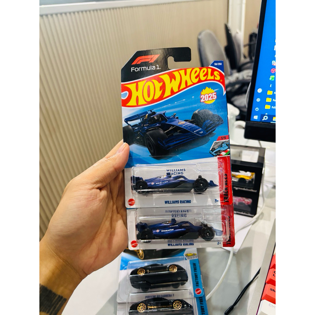 Xe mô hình đồ chơi Hot Wheels Basic 1/64