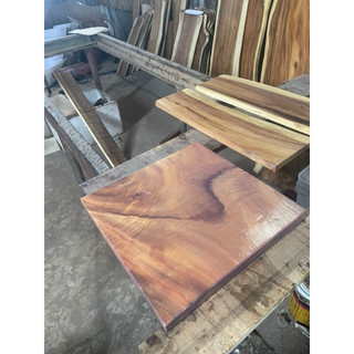 Gỗ me tây: 60 x 60 x 3.4cm (Sơn 1 mặt)