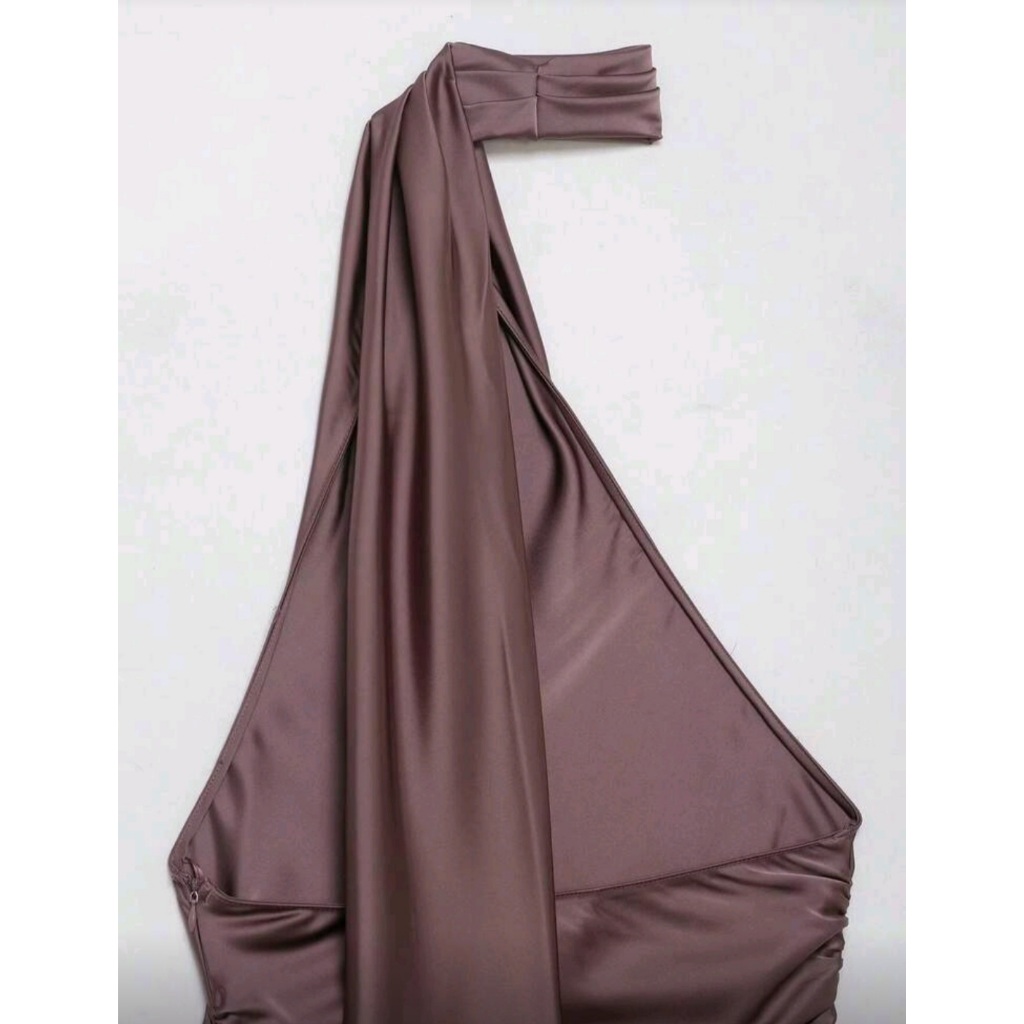Áo hở lưng dây kiểu quấn cổ bằng satin có khóa kéo (Order 8 ngày)