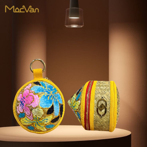 Charm Umi Ví Cỏ Bàng Q Gallery - Đan Vẽ Tay - Treo Túi Xách Móc Khóa