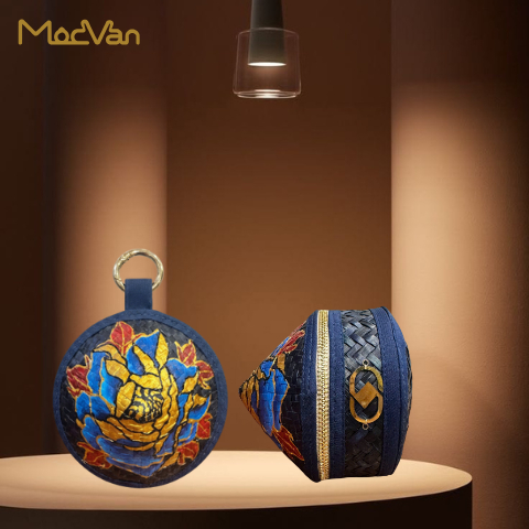 Charm Umi Ví Cỏ Bàng Q Gallery - Đan Vẽ Tay - Treo Túi Xách Móc Khóa