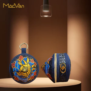 Charm Umi Ví Cỏ Bàng Q Gallery - Đan Vẽ Tay - Treo Túi Xách Móc Khóa