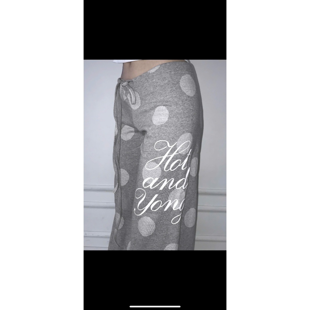 (sẵn đen S) Quần vải suông cạp trễ chấm bi màu ghi đen chữ hot and young lưng chun dây rút QV015 - Tiktik