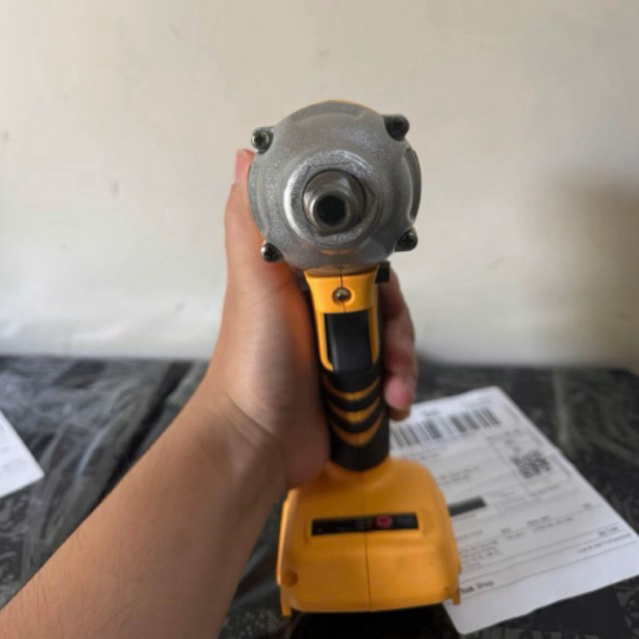 Thân máy siết ốc bắt vít DeWalt model 2026 dùng chân pin phổ thông 4cm, mở ốc bắt vít đa năng