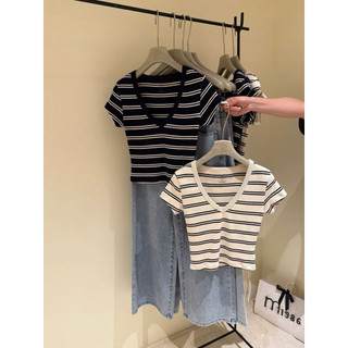 (SẴN TRẮNG) Áo Croptop Kẻ Cổ V QC
