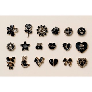 Set Charm Đen Vàng Black Gold Luxury Bán Lẻ Từng Mẫu, Charm Hoa Hồng Trái Tim Nơ Gấu Panda Cao Cấp Trang Trí Dép