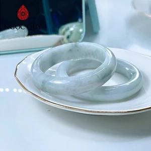 Vòng cẩm thạch A Myanmar - Ngọc phỉ thúy type A màu bạch ngọc phớt xanh điểm gà đen ni 52-55 LM117 - Ngoc Quý
