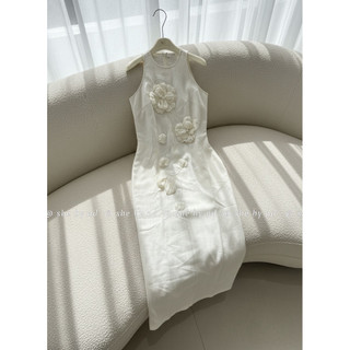Váy linen sát nách khâu hoa trắng nổi bật