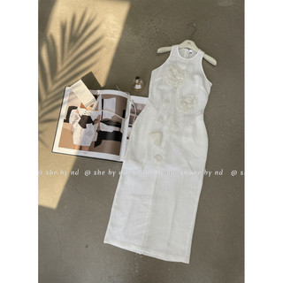 Váy linen sát nách khâu hoa trắng nổi bật