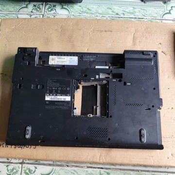 Vỏ mặt D laptop Lenovo ThinkPad T420 ,ID TP00015A cũ, có trầy xước, ốc Nguyên không bị bể