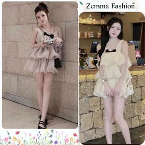 Đầm dáng ngắn sát nách xòe voan tơ dáng babydoll phối nơ đính cúc 3 tầng bo gấu dạo phố HCOM27406