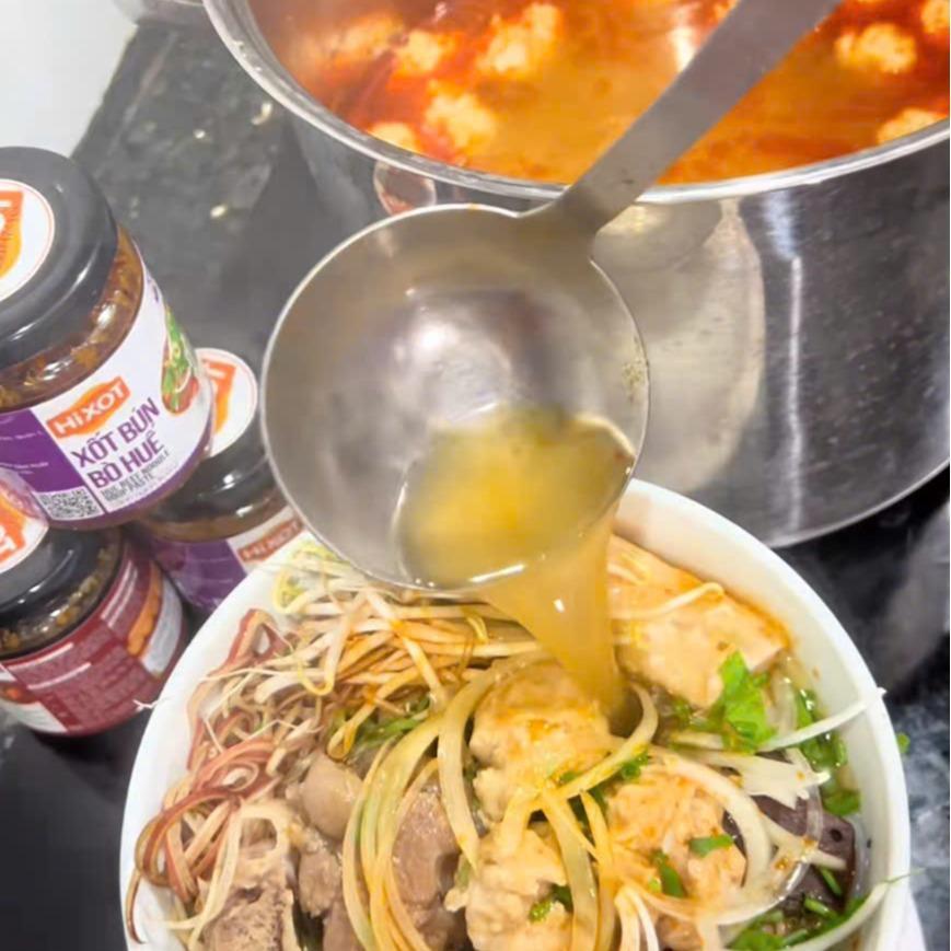 Sốt Gia Vị Bún Bò Huế HiXOT Hũ 220Gram, gia vị hoàn chỉnh, không cần nêm nếm, thơm ngon đậm vị